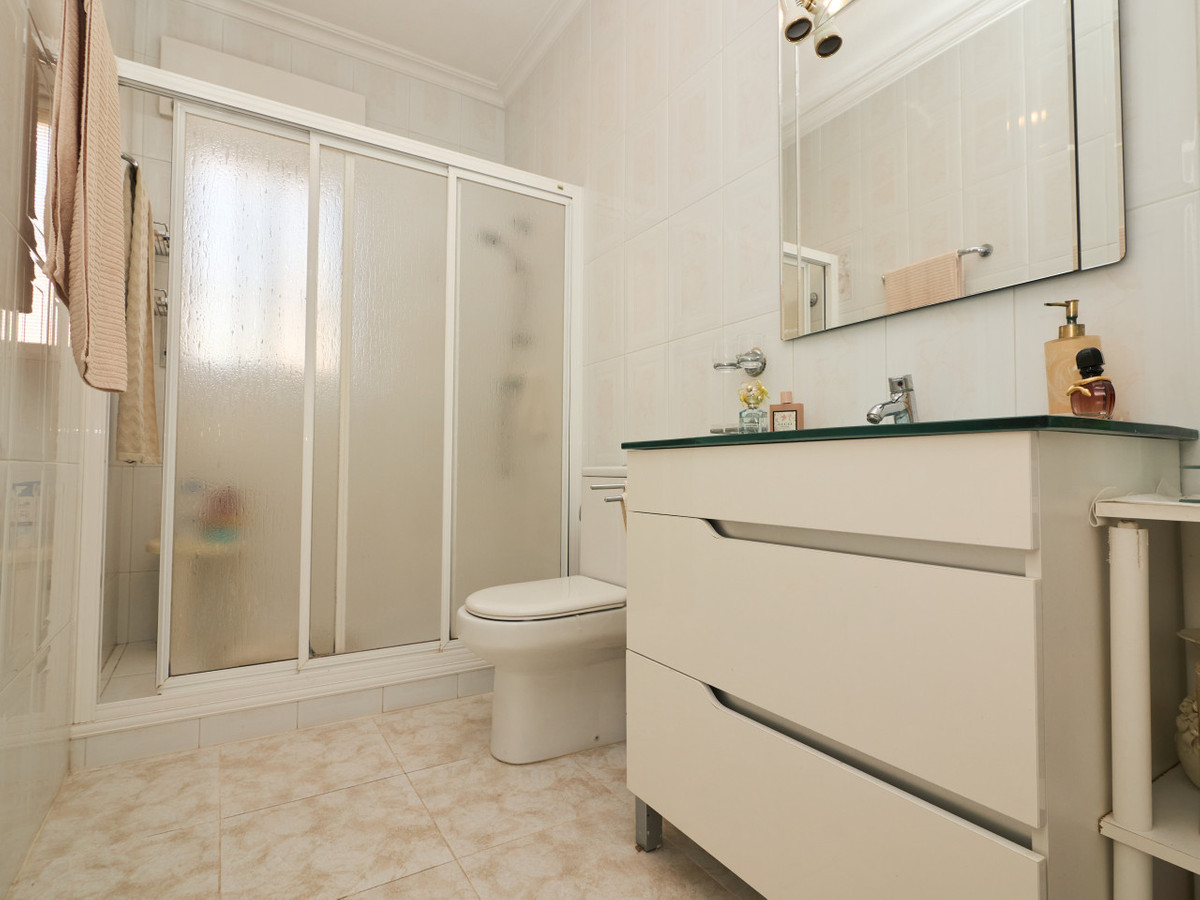 Se vende Villa - Chalet de 4 dormitorios en Costa Blanca, Alicante, España