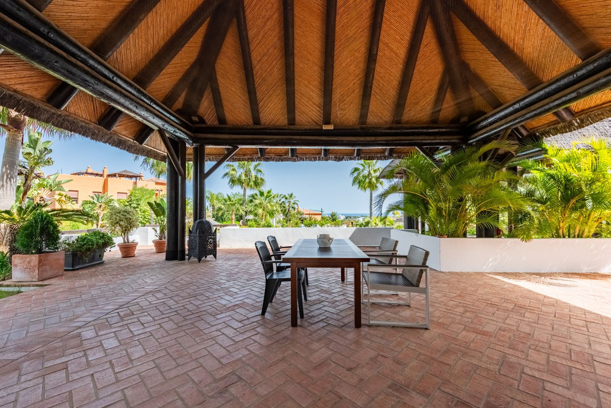 3 Bed Apartment for sale in Atalaya Costa Del Sol, Málaga, Spain