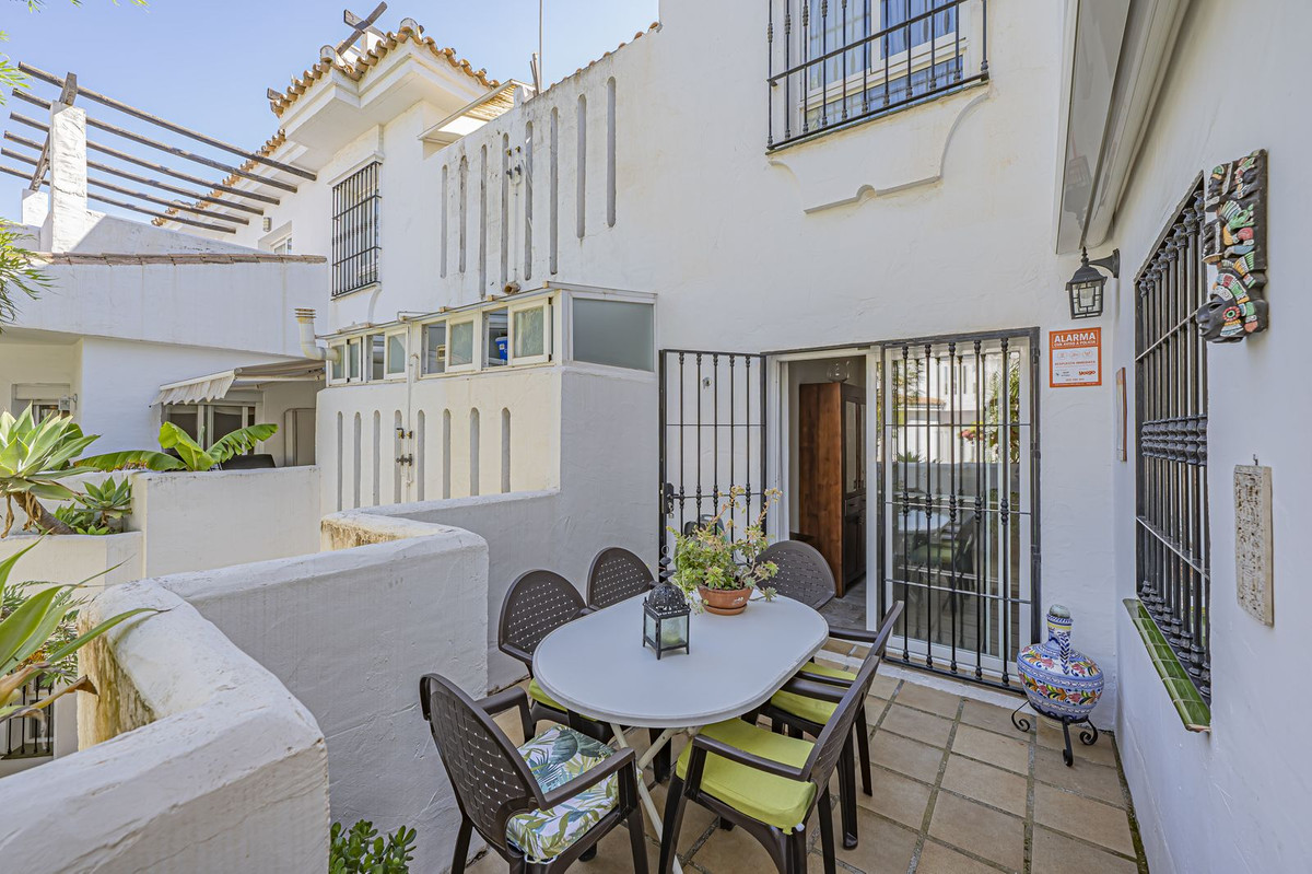 3 Bed Apartment for sale in Nueva Andalucía Costa Del Sol, Málaga, Spain