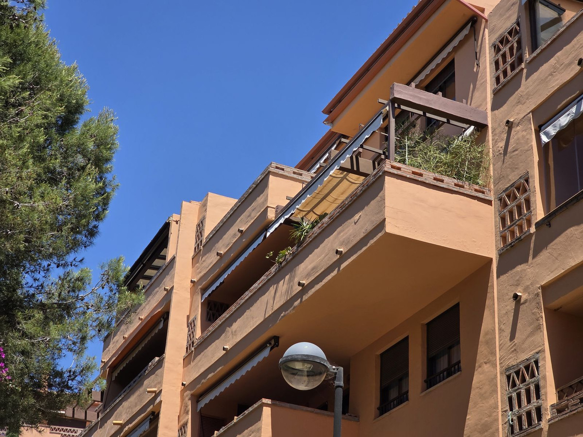 3 Bed Apartment for sale in The Golden Mile Costa Del Sol, Málaga, Spain