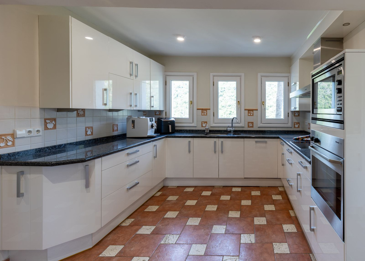 4 Bed Townhouse for sale in Benahavís Costa Del Sol, Málaga, Spain