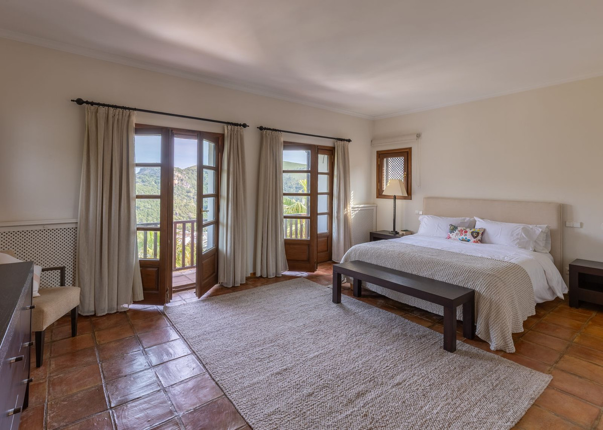 4 Bed Townhouse for sale in Benahavís Costa Del Sol, Málaga, Spain
