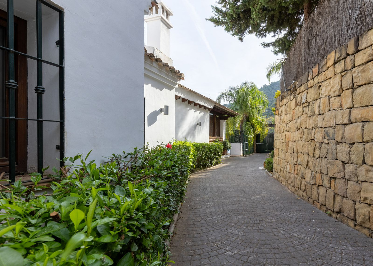 4 Bed Townhouse for sale in Benahavís Costa Del Sol, Málaga, Spain