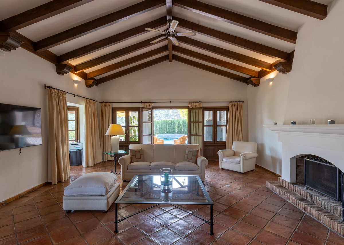 4 Bed Townhouse for sale in Benahavís Costa Del Sol, Málaga, Spain