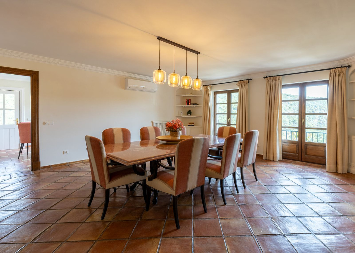 4 Bed Townhouse for sale in Benahavís Costa Del Sol, Málaga, Spain