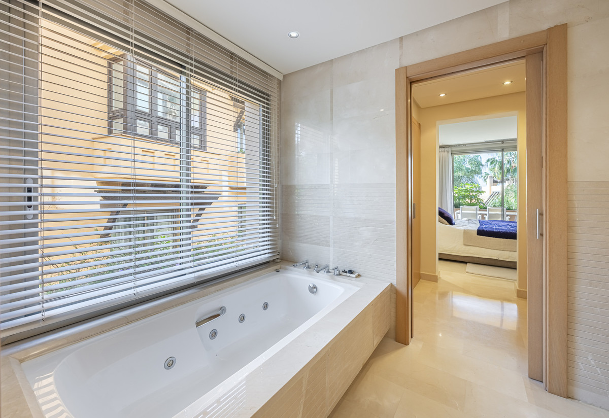 3 Bed Apartment for sale in The Golden Mile Costa Del Sol, Málaga, Spain