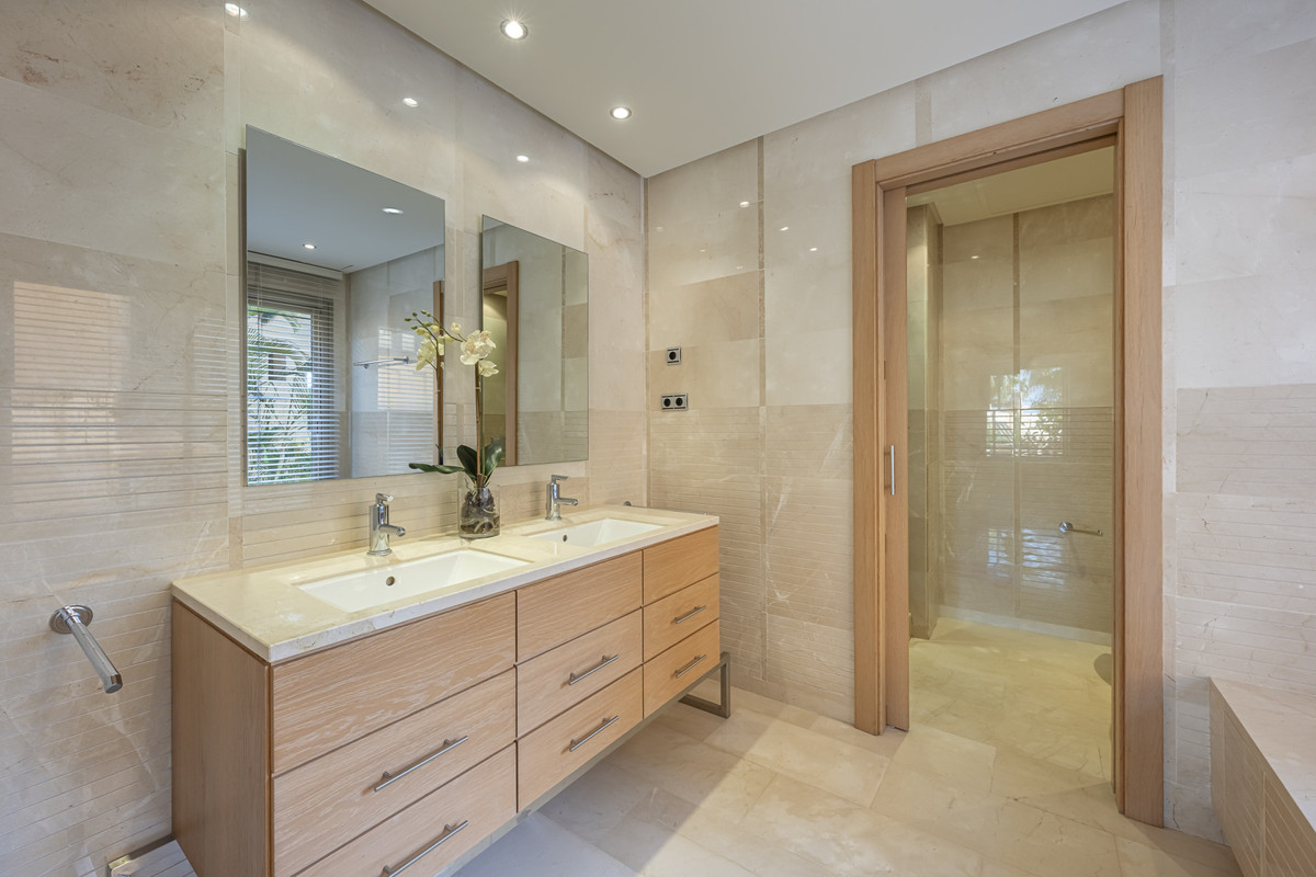 3 Bed Apartment for sale in The Golden Mile Costa Del Sol, Málaga, Spain