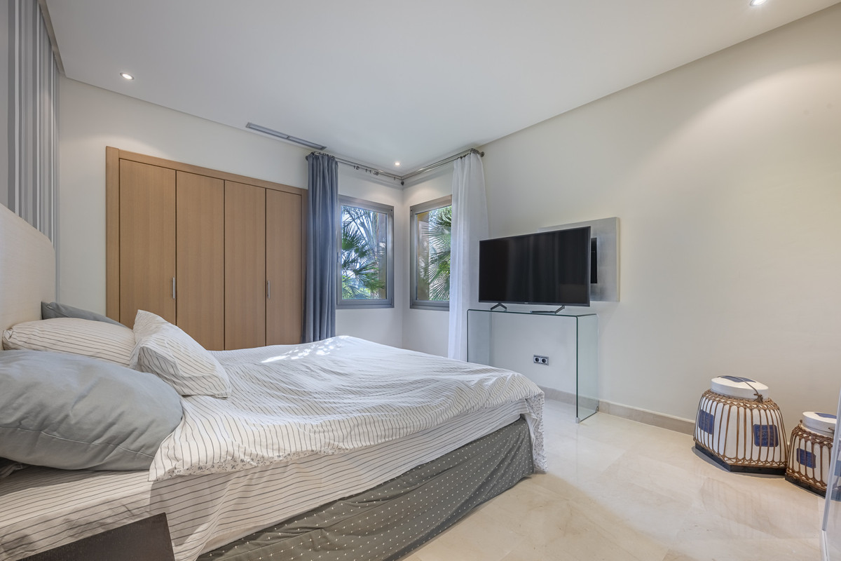 3 Bed Apartment for sale in The Golden Mile Costa Del Sol, Málaga, Spain