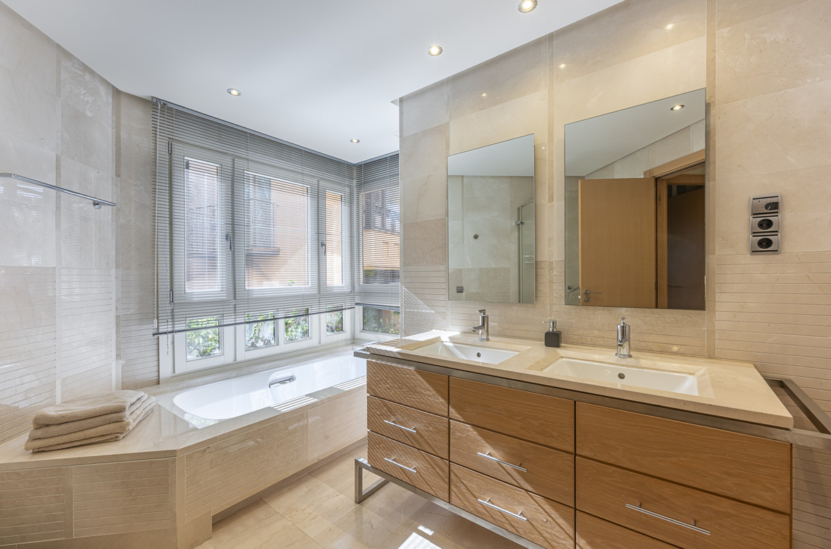 3 Bed Apartment for sale in The Golden Mile Costa Del Sol, Málaga, Spain