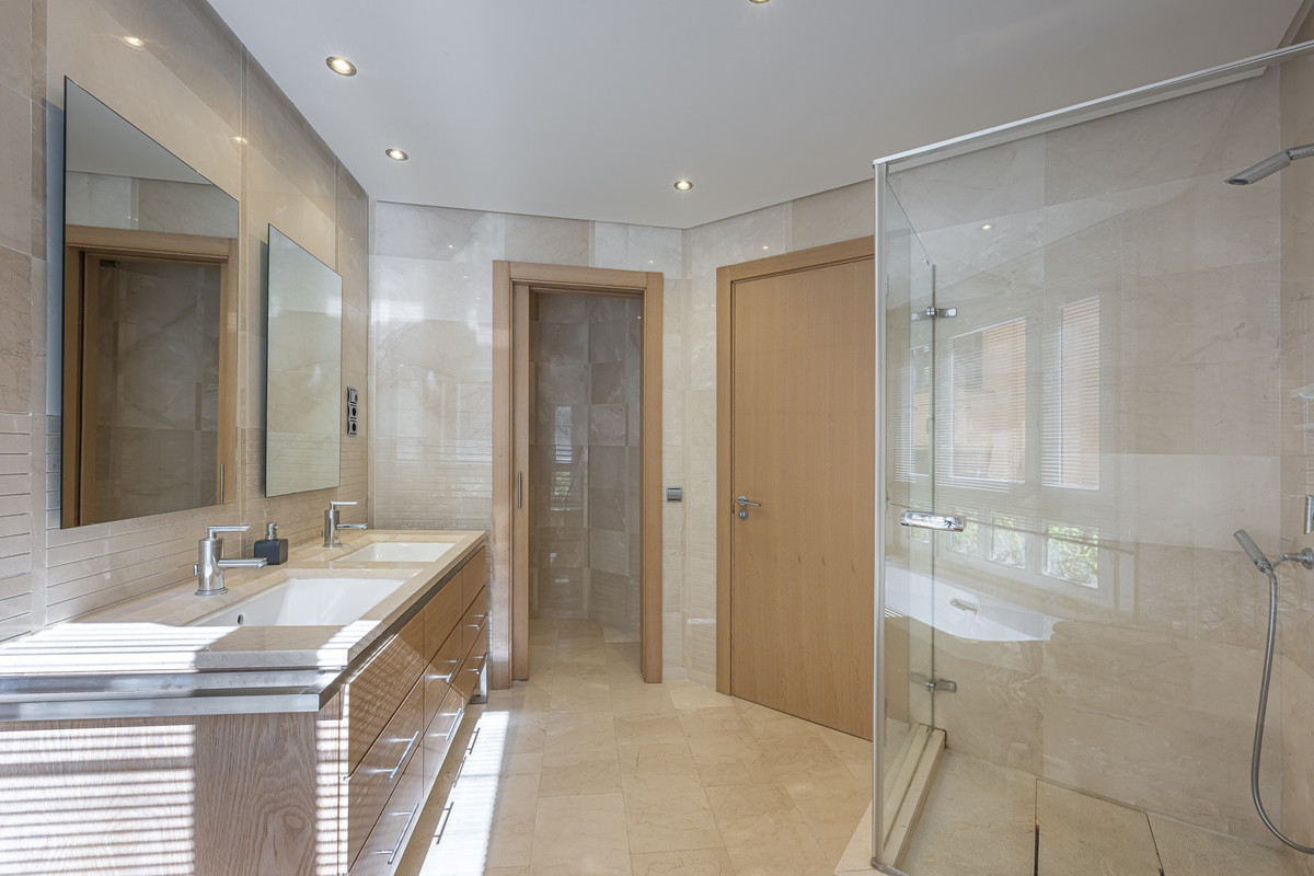 3 Bed Apartment for sale in The Golden Mile Costa Del Sol, Málaga, Spain