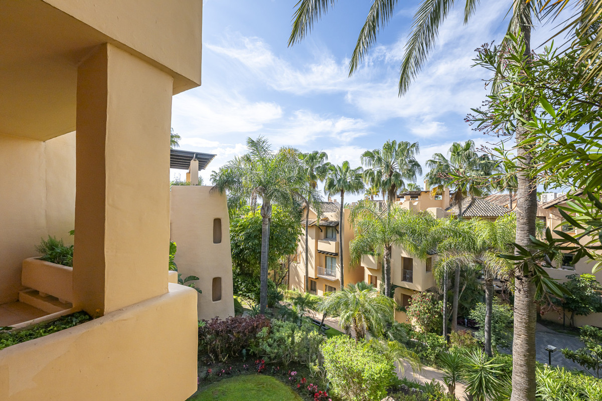3 Bed Apartment for sale in The Golden Mile Costa Del Sol, Málaga, Spain