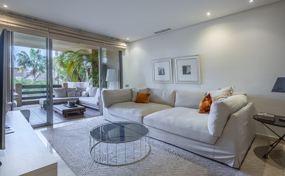 3 Bed Apartment for sale in The Golden Mile Costa Del Sol, Málaga, Spain