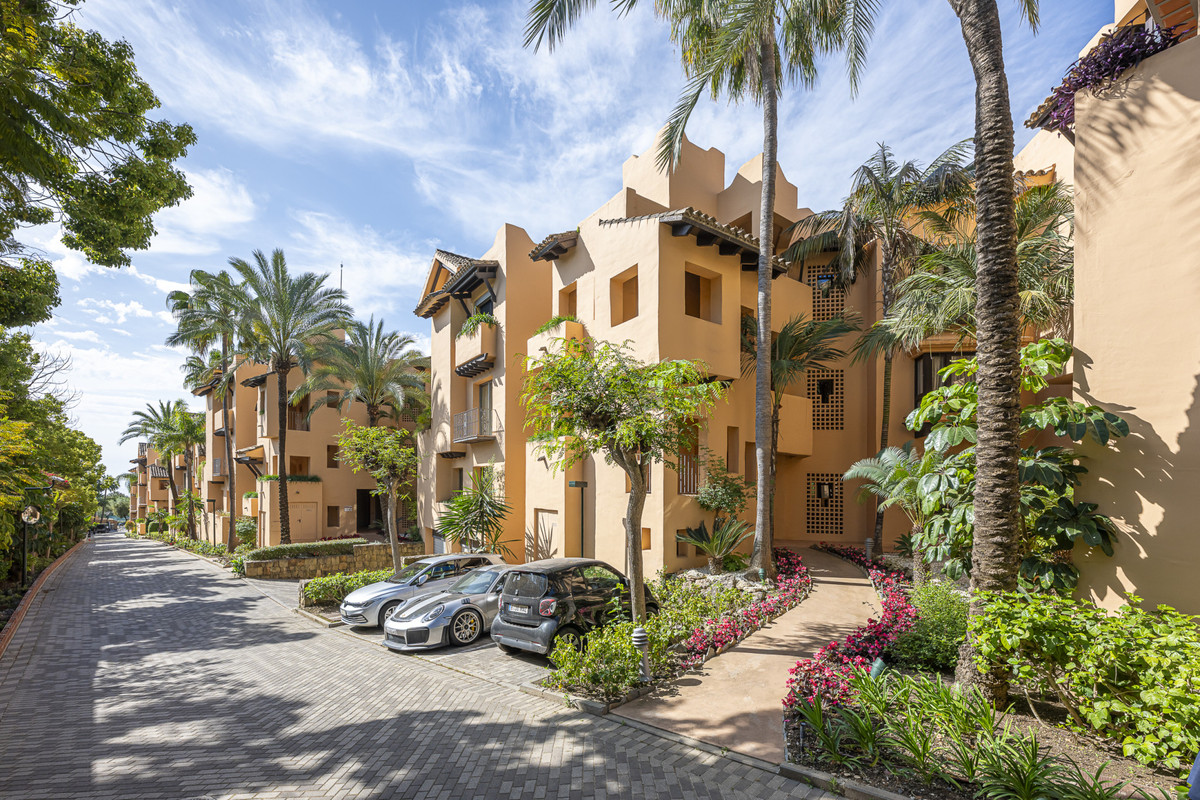 3 Bed Apartment for sale in The Golden Mile Costa Del Sol, Málaga, Spain