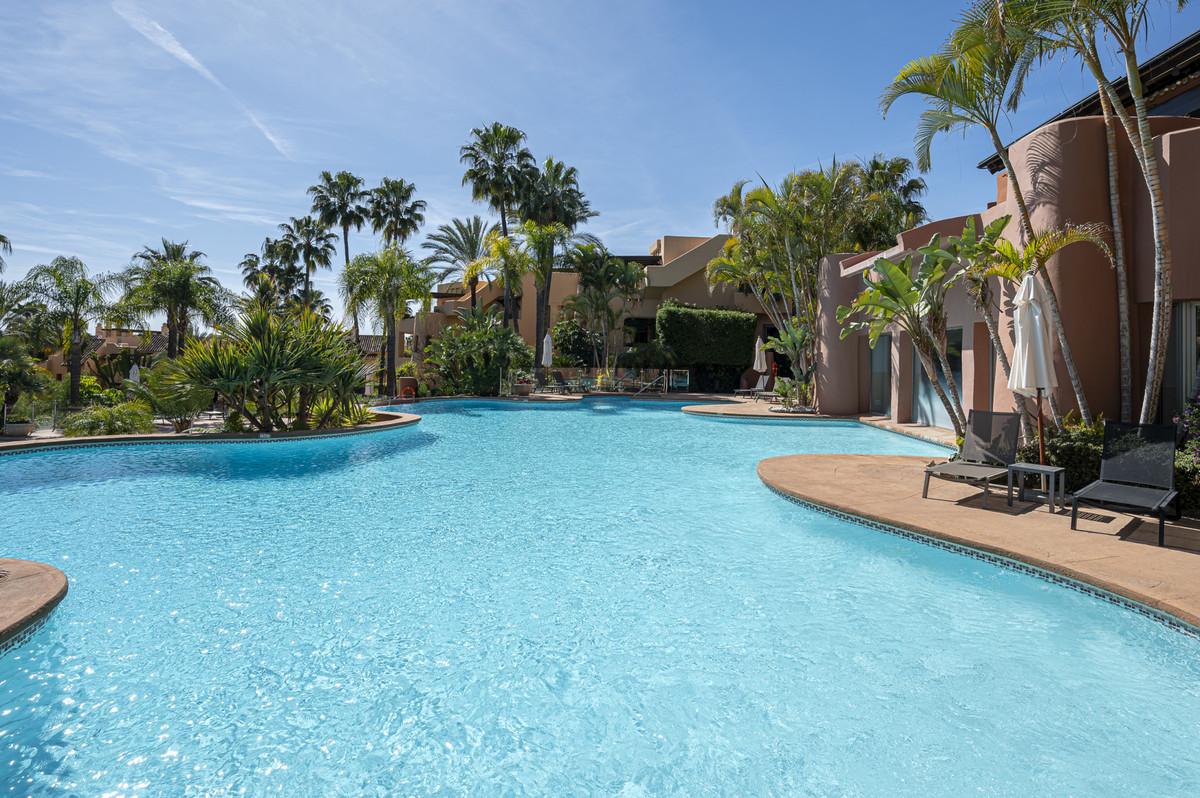 3 Bed Apartment for sale in The Golden Mile Costa Del Sol, Málaga, Spain