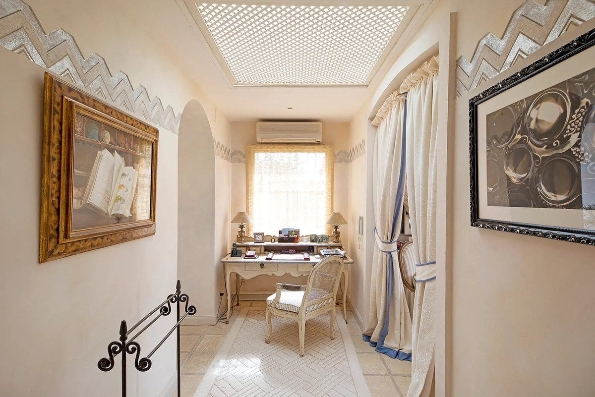 Se vende Villa - Chalet de 9 dormitorios en Costa Del Sol, Cadiz, España