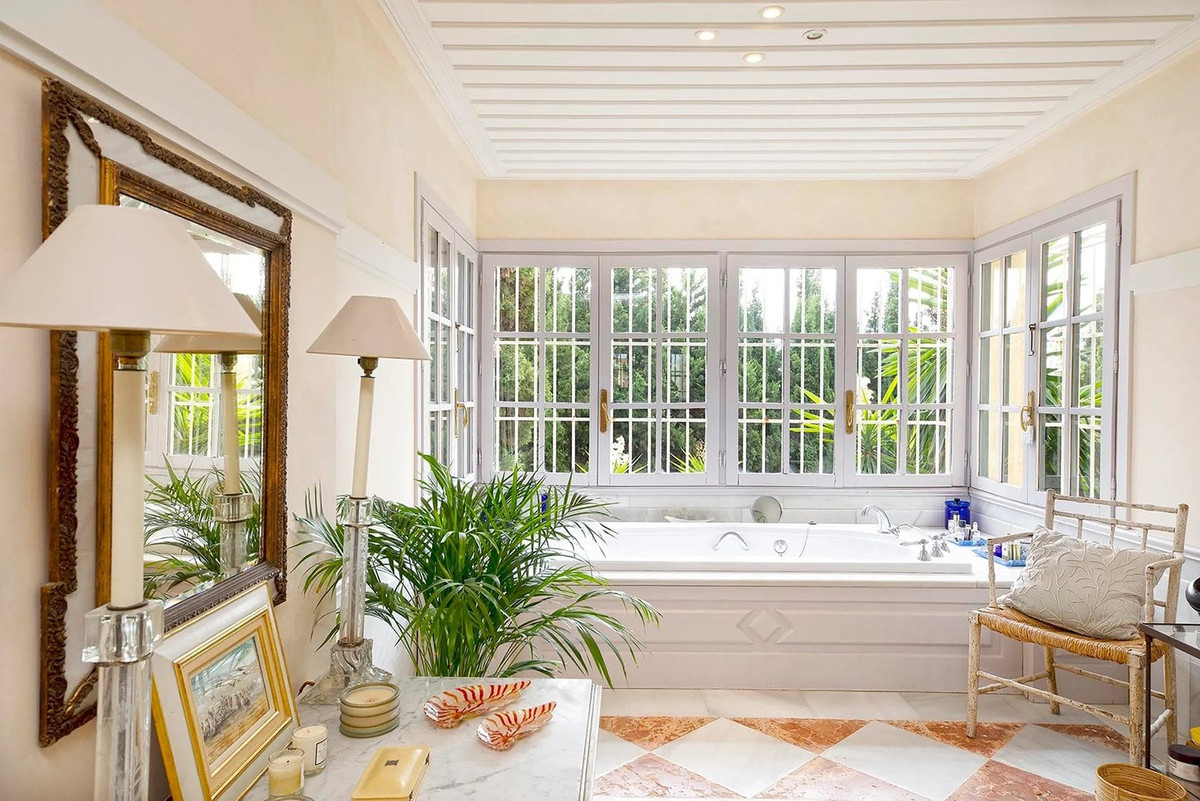 Se vende Villa - Chalet de 9 dormitorios en Costa Del Sol, Cadiz, España