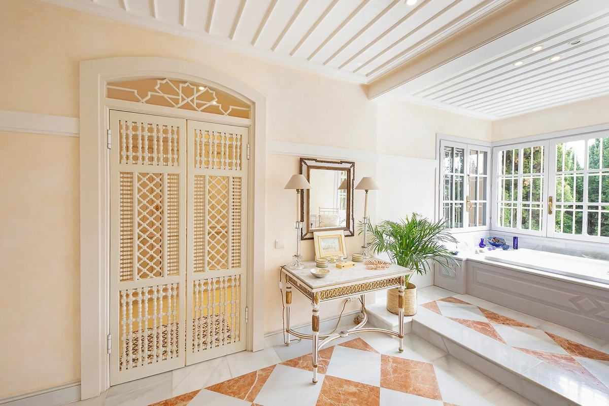 Se vende Villa - Chalet de 9 dormitorios en Costa Del Sol, Cadiz, España