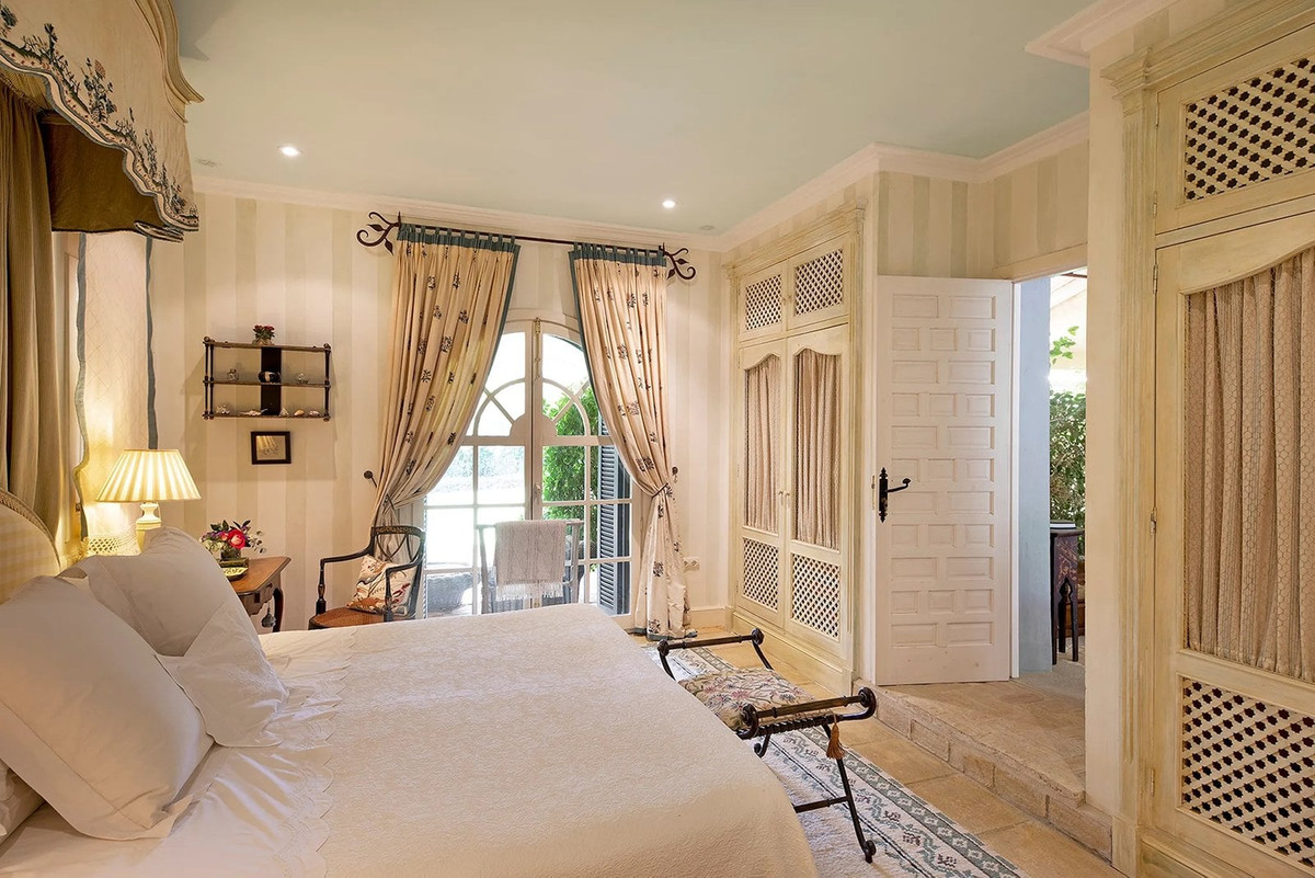 Se vende Villa - Chalet de 9 dormitorios en Costa Del Sol, Cadiz, España