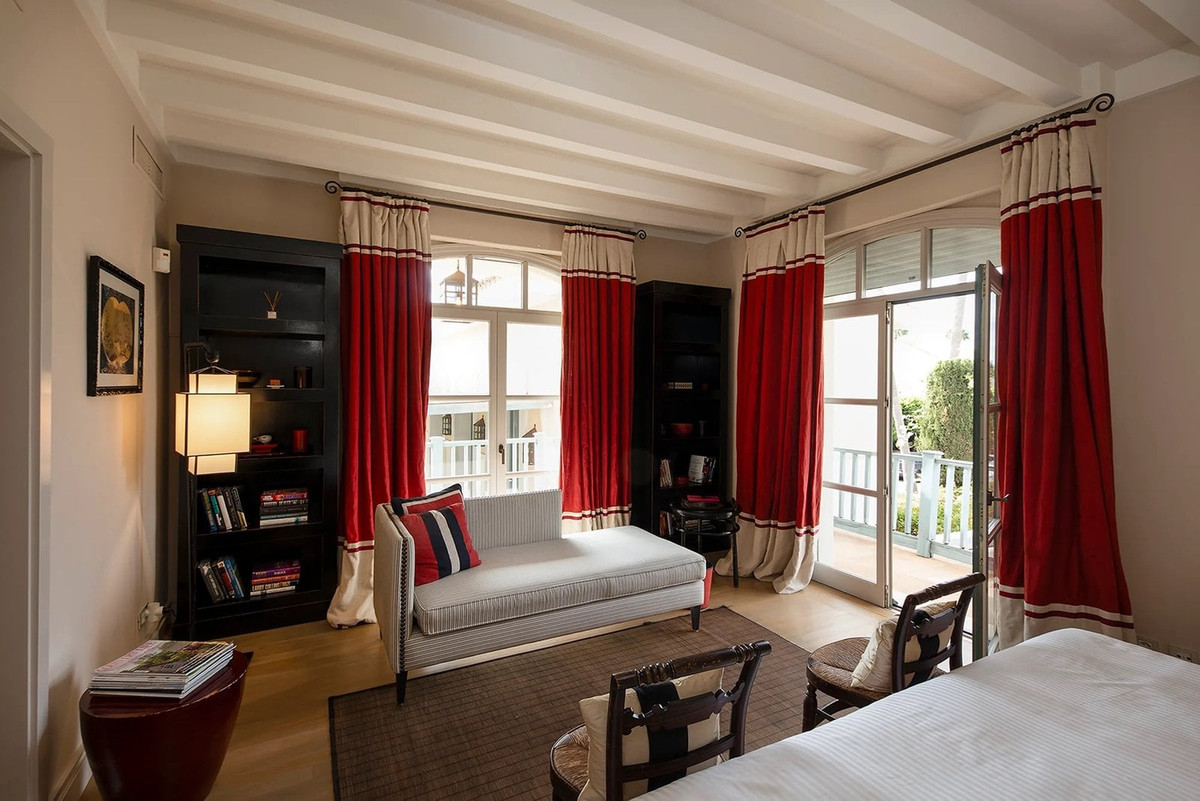 Se vende Villa - Chalet de 9 dormitorios en Costa Del Sol, Cadiz, España