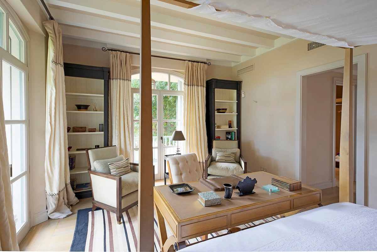 Se vende Villa - Chalet de 9 dormitorios en Costa Del Sol, Cadiz, España