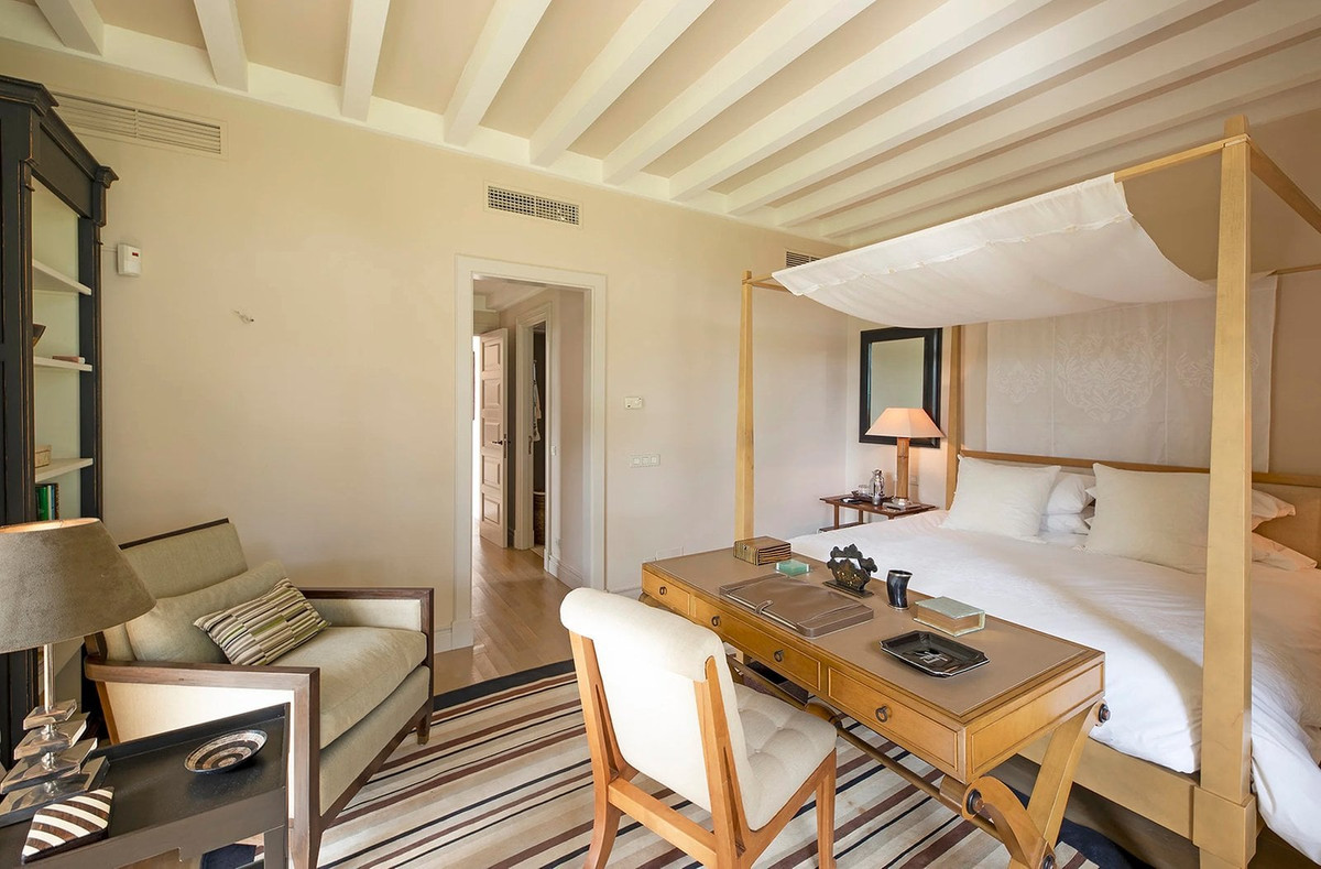 Se vende Villa - Chalet de 9 dormitorios en Costa Del Sol, Cadiz, España