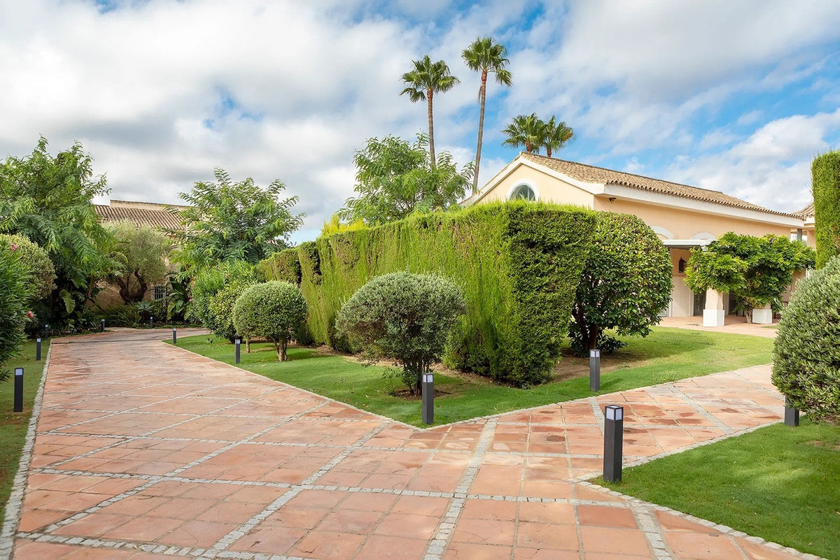 Se vende Villa - Chalet de 9 dormitorios en Costa Del Sol, Cadiz, España