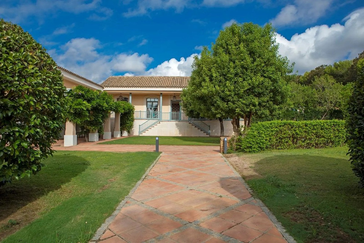 Se vende Villa - Chalet de 9 dormitorios en Costa Del Sol, Cadiz, España