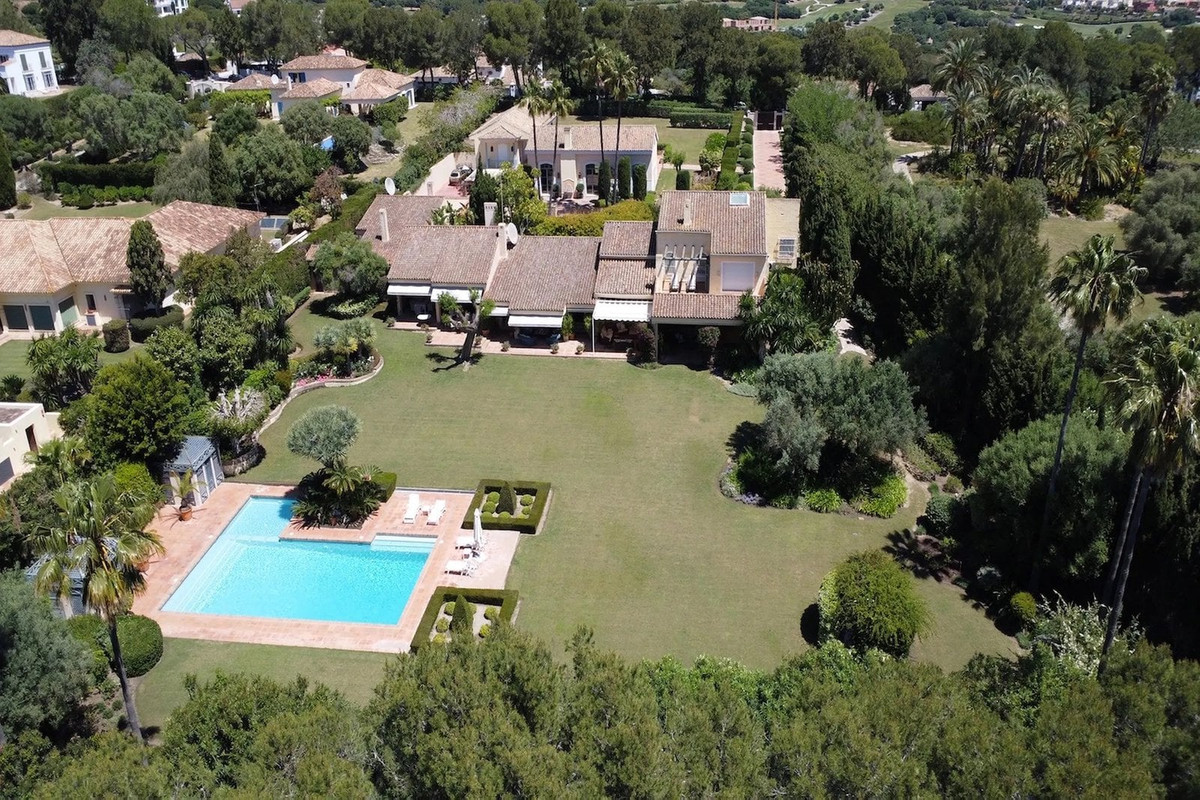 Se vende Villa - Chalet de 9 dormitorios en Costa Del Sol, Cadiz, España