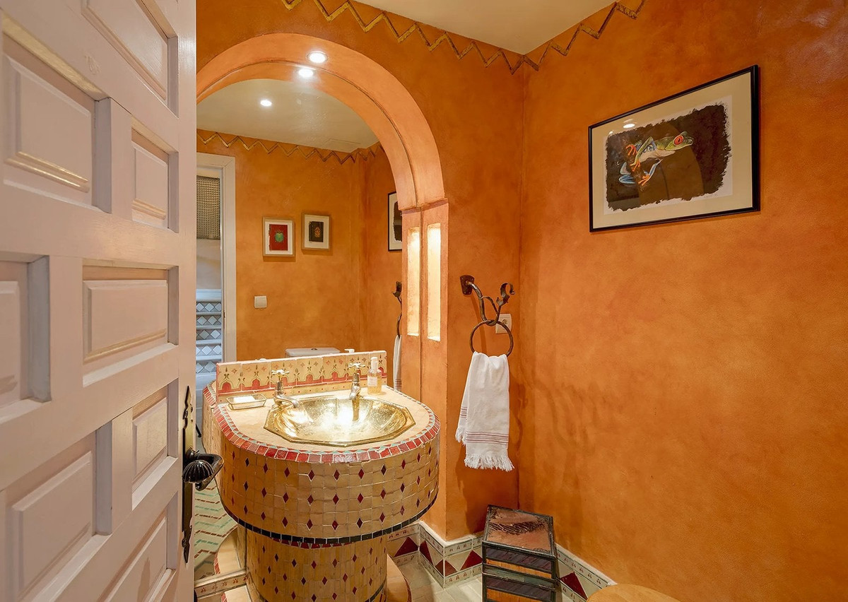 Se vende Villa - Chalet de 9 dormitorios en Costa Del Sol, Cadiz, España