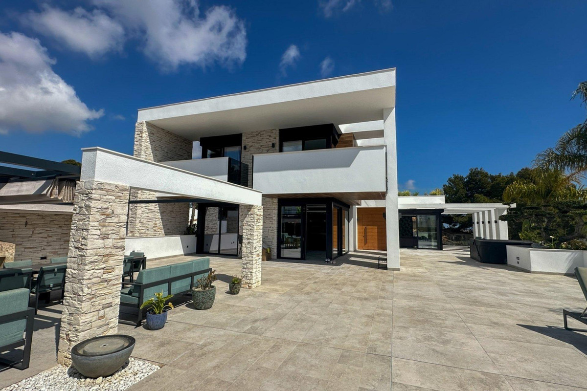 4 Bed Townhouse for sale in Villamartin Costa Blanca, Alicante, Spain