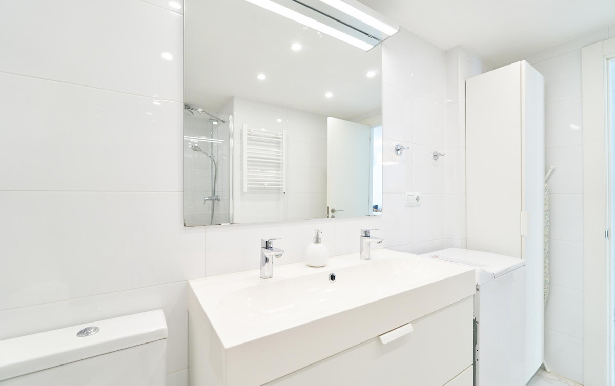 Se vende Apartamento Planta Media de 2 dormitorios en Costa Del Sol, Málaga, España