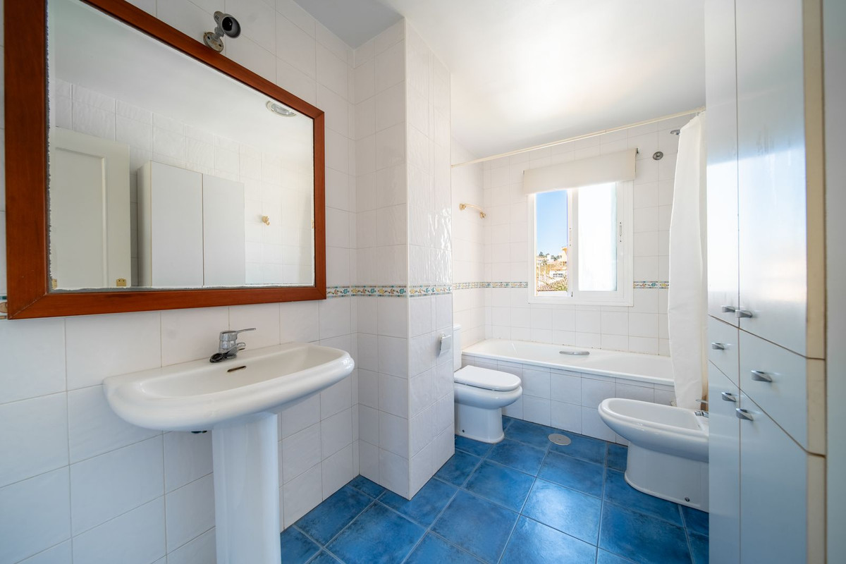 3 Bed Apartment for sale in Los Pacos Costa Del Sol, Málaga, Spain