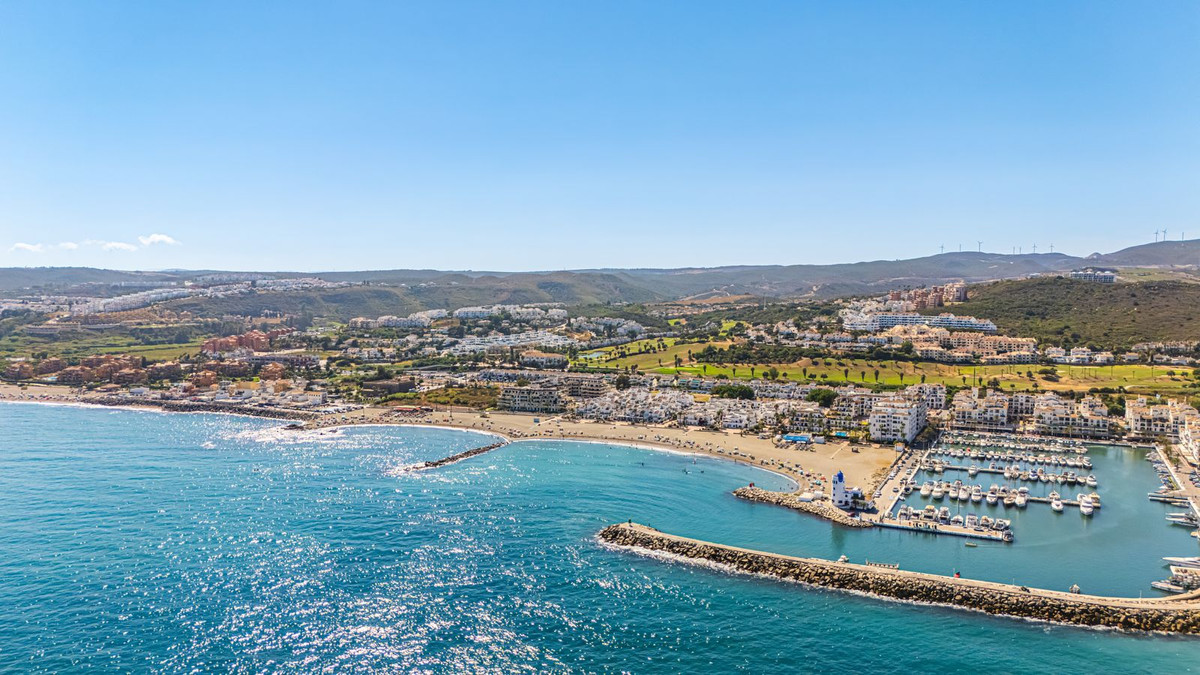 3 Bed Apartment for sale in La Duquesa Costa Del Sol, Málaga, Spain