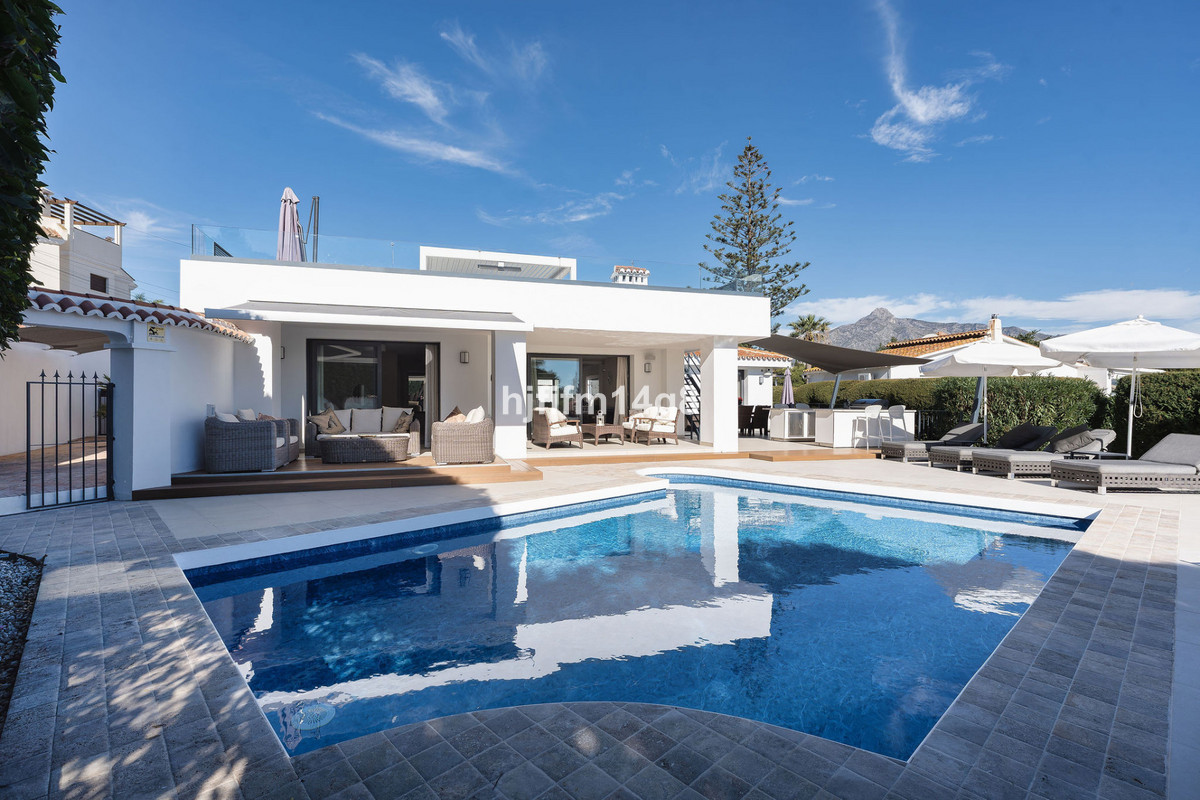 4 Bed Townhouse for sale in Nueva Andalucía Costa Del Sol, Málaga, Spain