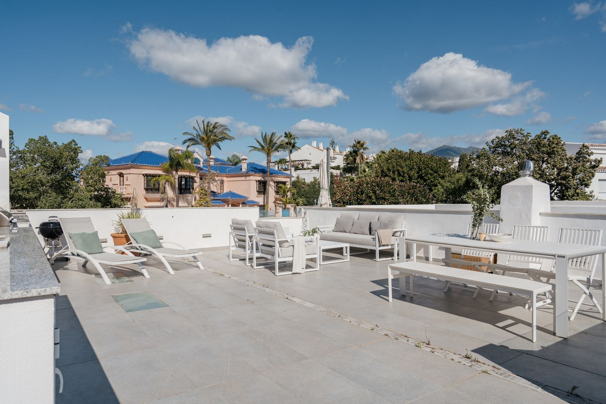 2 Bed Apartment for sale in Nueva Andalucía Costa Del Sol, Málaga, Spain