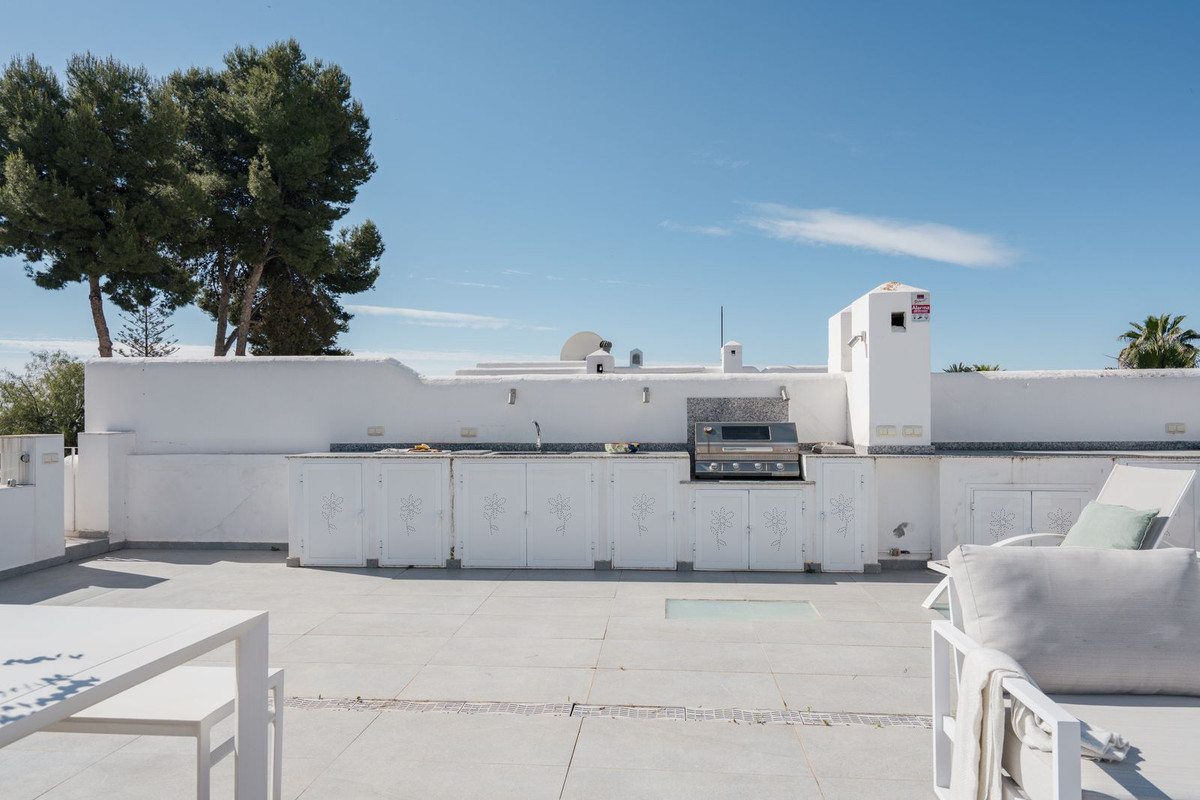 2 Bed Apartment for sale in Nueva Andalucía Costa Del Sol, Málaga, Spain