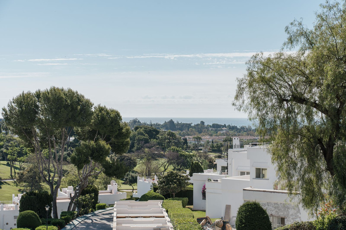 2 Bed Apartment for sale in Nueva Andalucía Costa Del Sol, Málaga, Spain