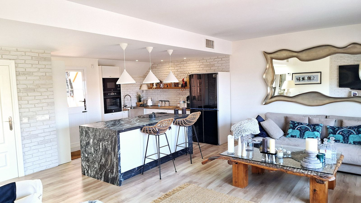 2 Bed Apartment for sale in La Duquesa Costa Del Sol, Málaga, Spain