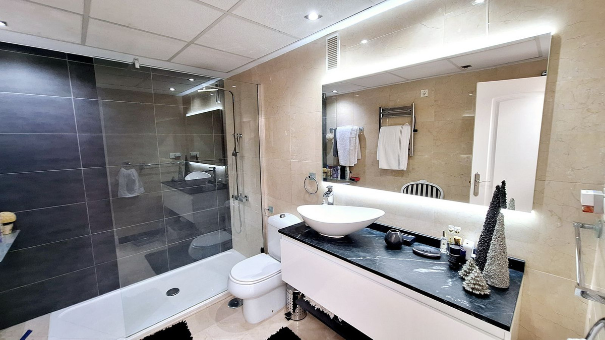 2 Bed Apartment for sale in La Duquesa Costa Del Sol, Málaga, Spain