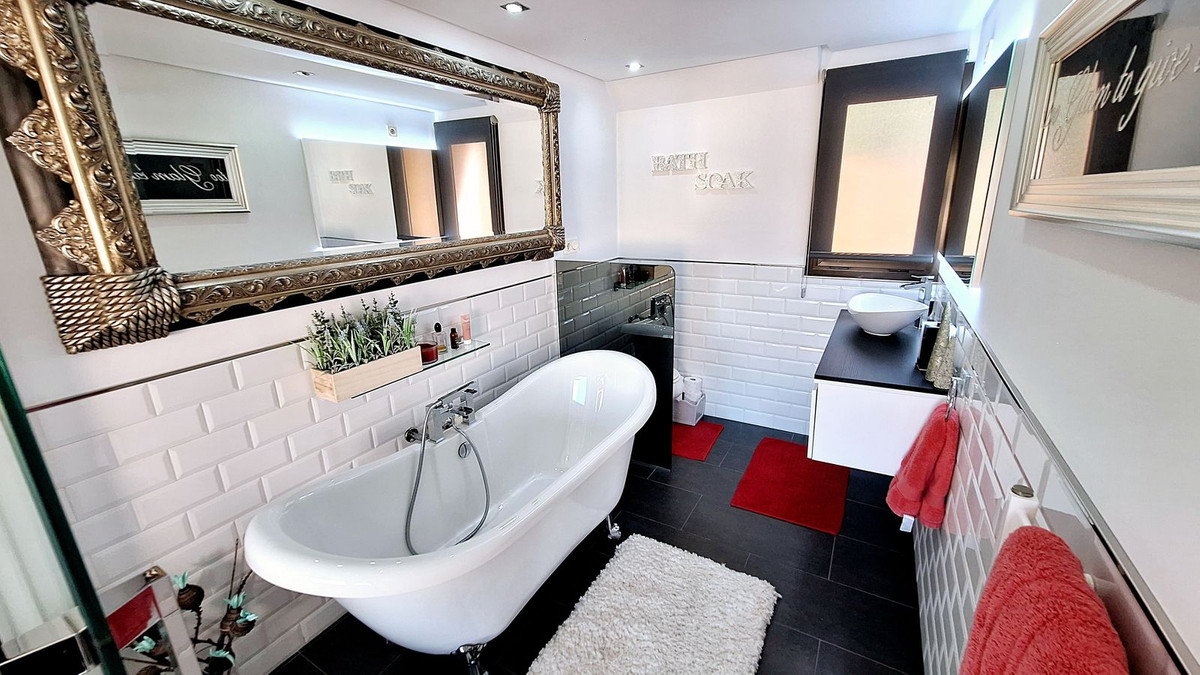 2 Bed Apartment for sale in La Duquesa Costa Del Sol, Málaga, Spain