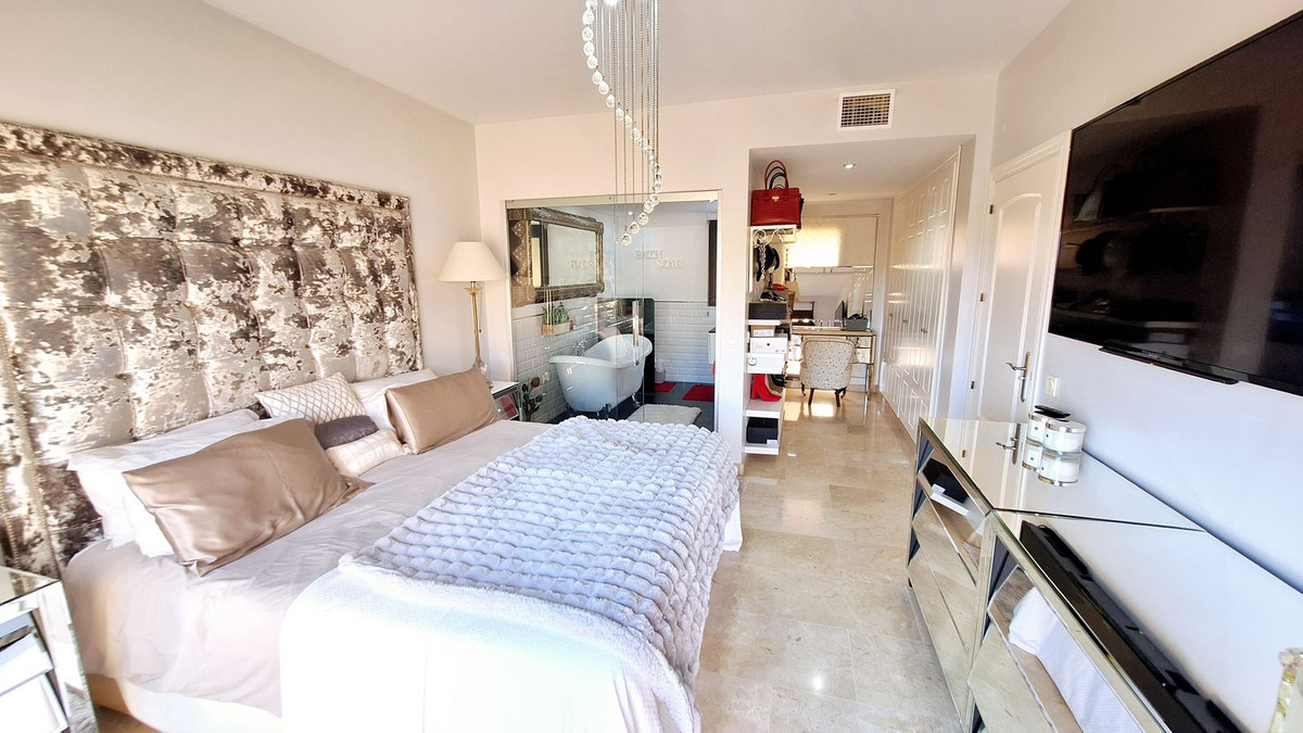 2 Bed Apartment for sale in La Duquesa Costa Del Sol, Málaga, Spain