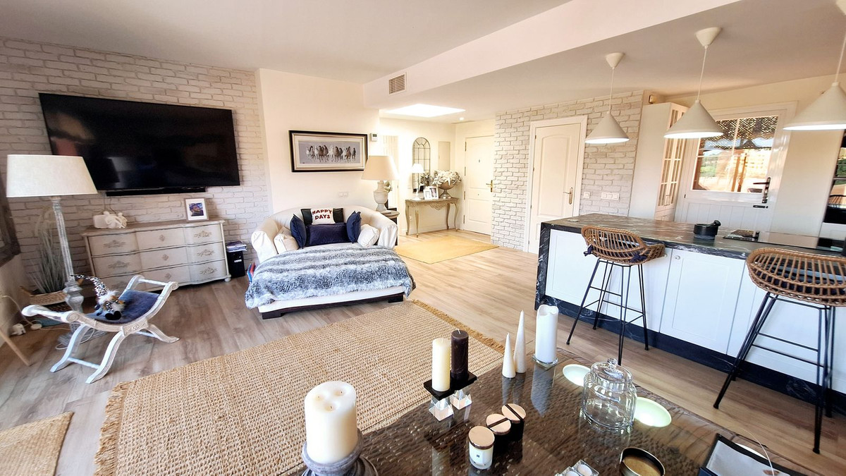 2 Bed Apartment for sale in La Duquesa Costa Del Sol, Málaga, Spain