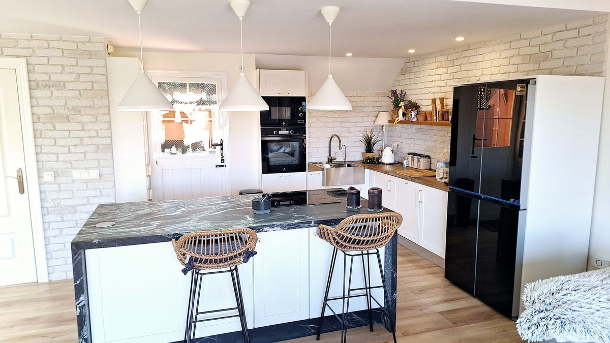 2 Bed Apartment for sale in La Duquesa Costa Del Sol, Málaga, Spain