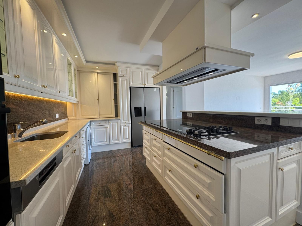 2 Bed Apartment for sale in Atalaya Costa Del Sol, Málaga, Spain