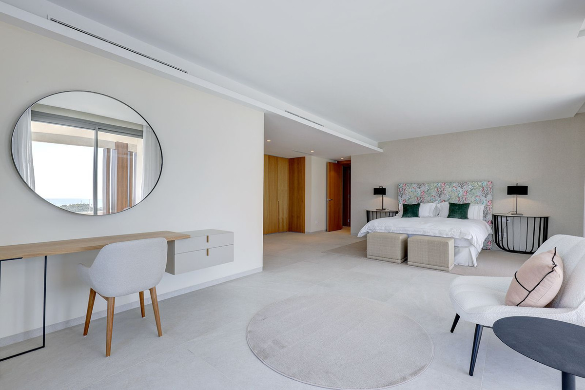 5 Bed Apartment for sale in La Quinta Costa Del Sol, Málaga, Spain