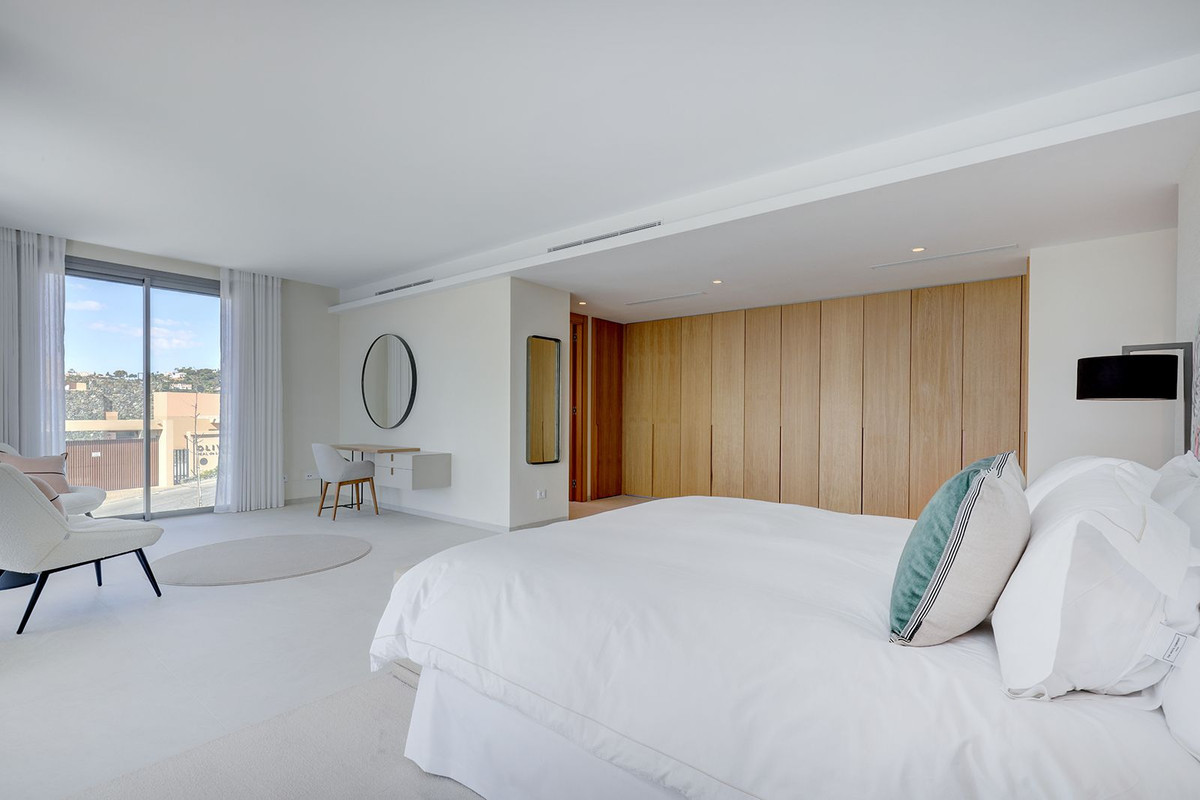 5 Bed Apartment for sale in La Quinta Costa Del Sol, Málaga, Spain
