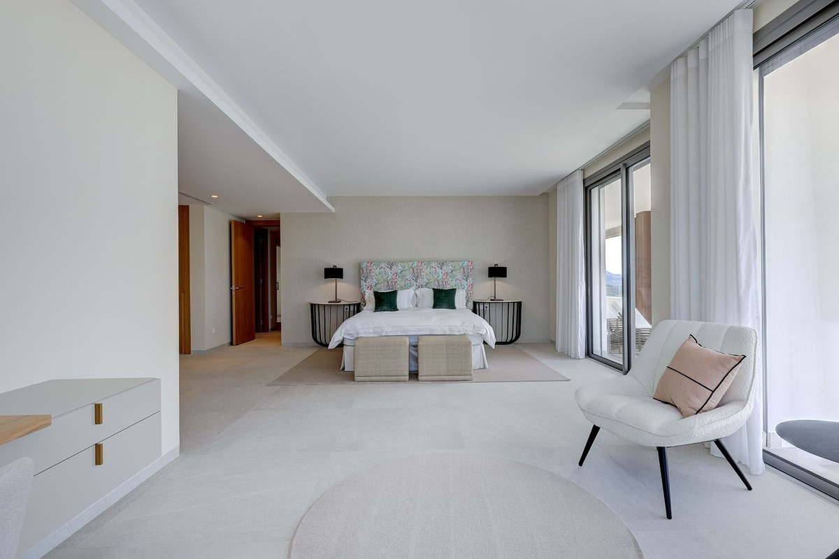 5 Bed Apartment for sale in La Quinta Costa Del Sol, Málaga, Spain