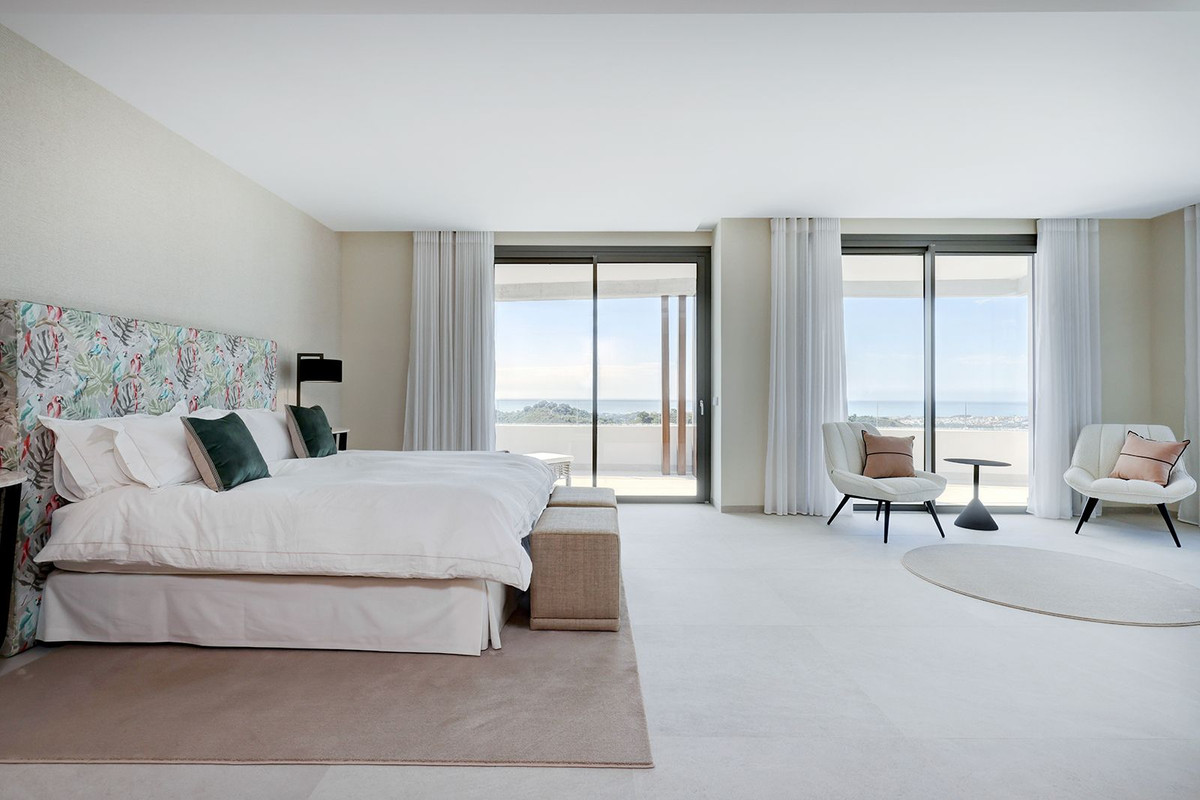 5 Bed Apartment for sale in La Quinta Costa Del Sol, Málaga, Spain