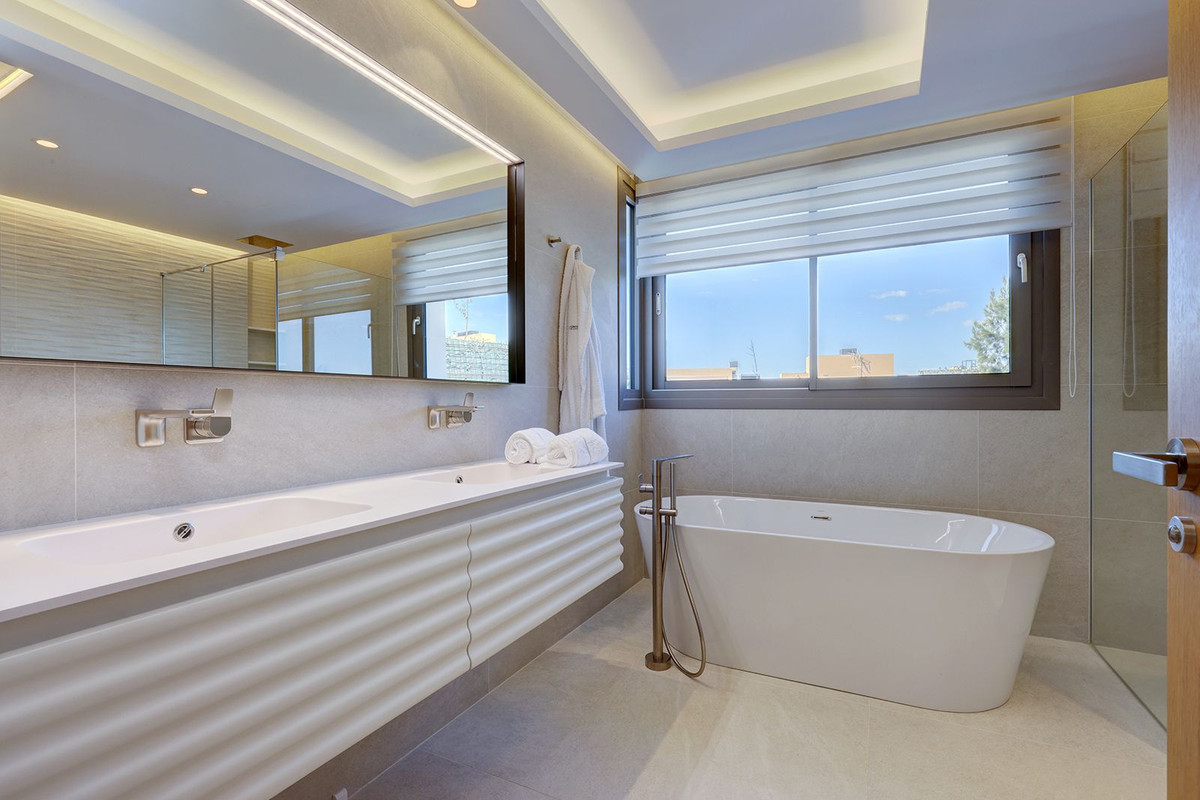 5 Bed Apartment for sale in La Quinta Costa Del Sol, Málaga, Spain