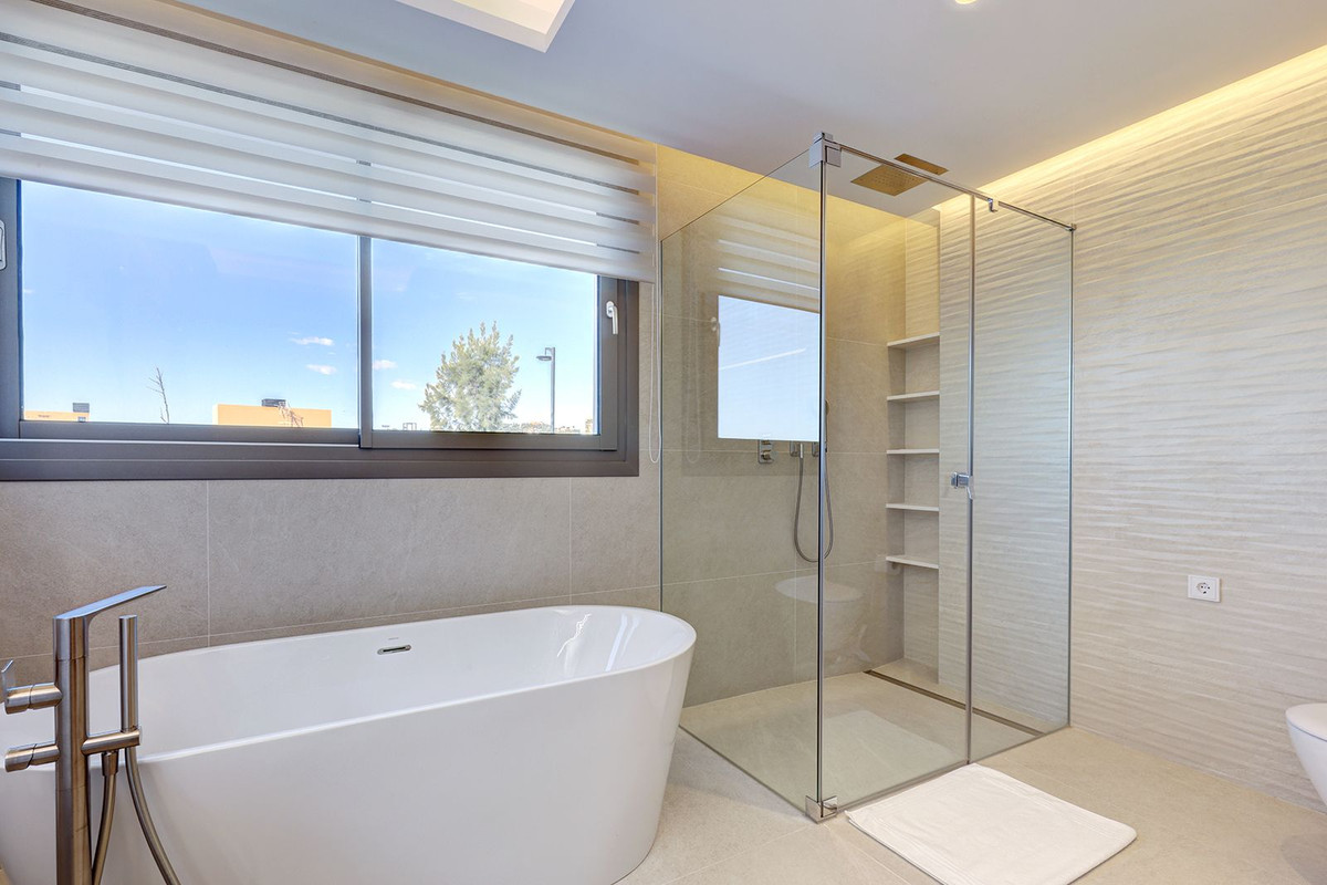 5 Bed Apartment for sale in La Quinta Costa Del Sol, Málaga, Spain